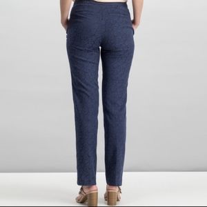T tahari blue and black embossed slacks